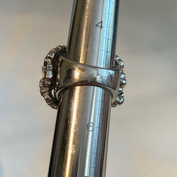 Enamel and rhinestone floral statement Ring in gray, black and cream size 5 - Picture 8 of 13